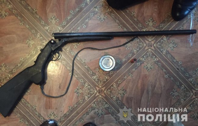 У двох волинян поліцейські вдома знайшли зброю та наркотики