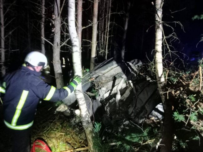 На Волині авто злетіло у кювет та застрягло між деревами: водія деблокували