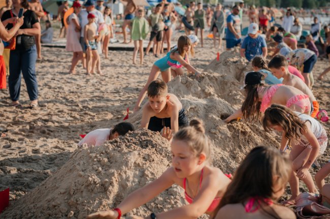 На Світязі змагалися у створенні найвищого та найкреативнішого замку із піску. ФОТО