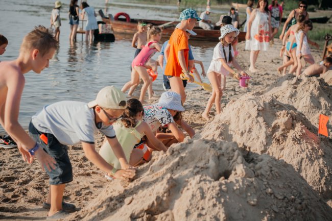 На Світязі змагалися у створенні найвищого та найкреативнішого замку із піску. ФОТО