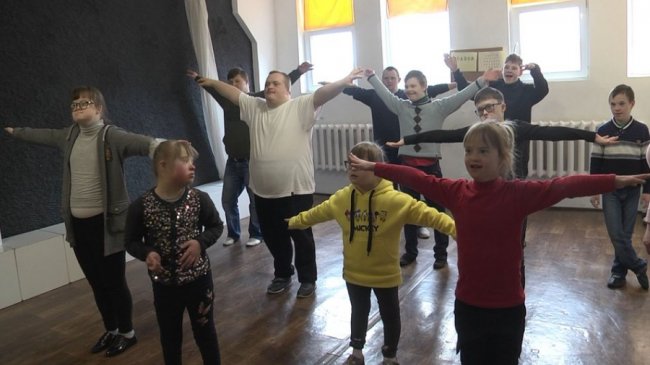 Реабілітація сценою: у Луцьку третій рік працює театр-студія для сонячних дітей. ВІДЕО 