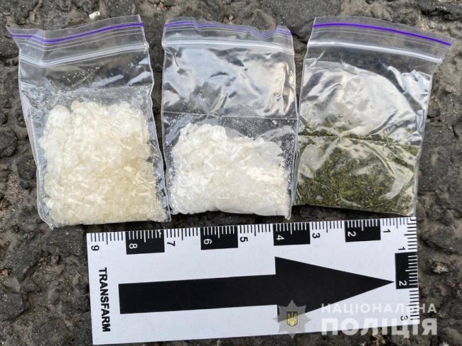 Поблизу Ковеля поліцейські затримали автомобіль зі зброєю та наркотиками. ФОТО