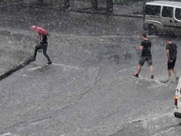 Повалені дерева та затоплені вулиці: в Україні негода наробила лиха. ВІДЕО