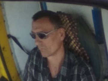 Маршрутник хотів висадити бабусю на милицях