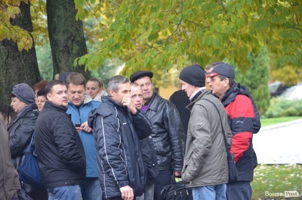 Робітники «Луцьктепла» перекрили дорогу перед міськрадою.ФОТО