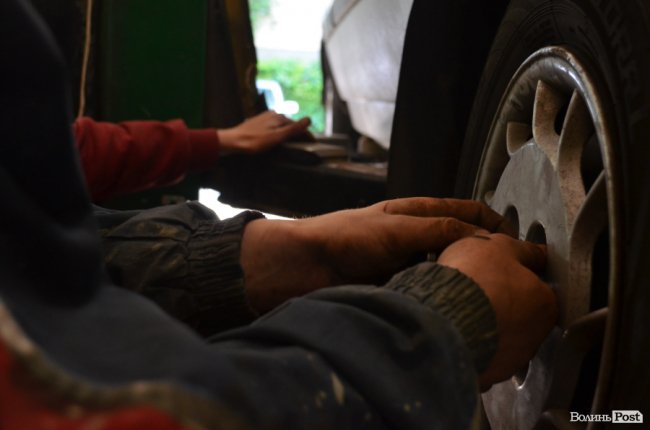 Майстерня у Луцьку безоплатно ремонтує автомобілі на фронт і адаптовує машини для воїнів з інвалідністю
