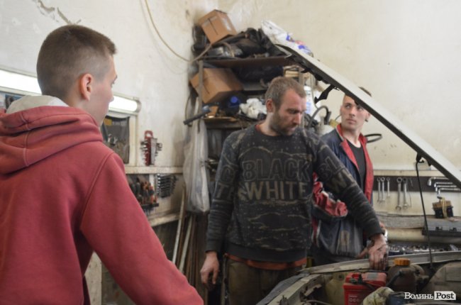 Майстерня у Луцьку безоплатно ремонтує автомобілі на фронт і адаптовує машини для воїнів з інвалідністю