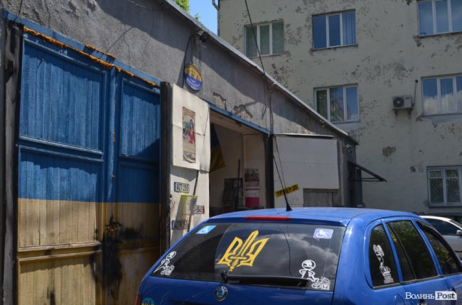 Майстерня у Луцьку безоплатно ремонтує автомобілі на фронт і адаптовує машини для воїнів з інвалідністю