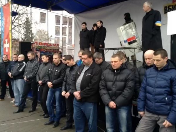 У Луцьку «Беркут» стає на коліна і пише заяви на звільнення. ФОТО