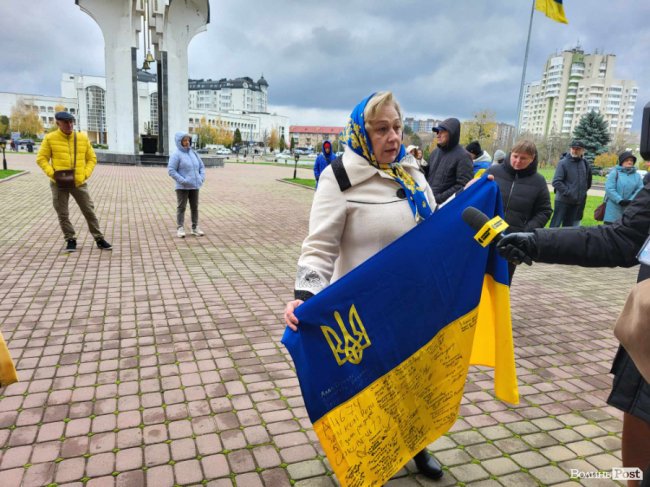 Під стінами Волинської обласної ради – мітинг «Спочатку дрони». ФОТО