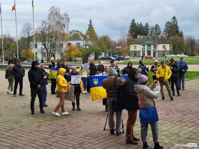 Під стінами Волинської обласної ради – мітинг «Спочатку дрони». ФОТО
