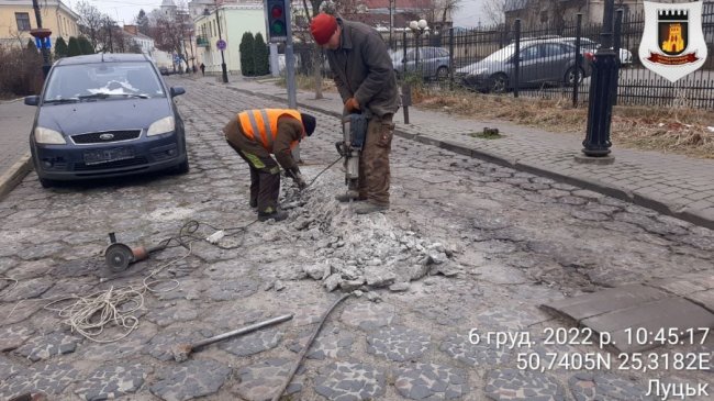 У Старому місті демонтують боларди та бетонні обмежувачі руху. ФОТО