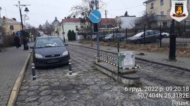 У Старому місті демонтують боларди та бетонні обмежувачі руху. ФОТО