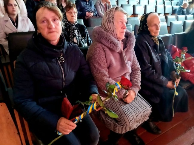 У громаді на Волині родинам полеглих воїнів вручили посмертні нагороди Героїв. ФОТО