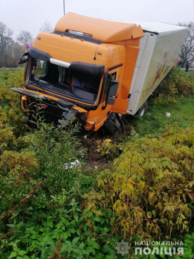 Через жахливу аварію на Рівненщині повністю перекрили рух трасою «Київ-Чоп». ФОТО