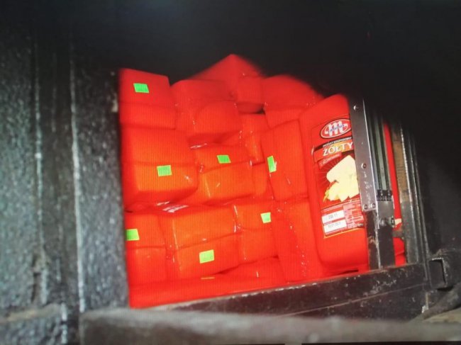 Водій рейсового автобуса хотів завезти на Волинь пів тонни контрабандного сиру з Польщі