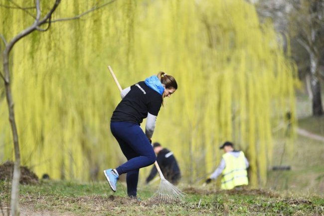 Небайдужі лучани вийшли прибирати парк. ФОТО