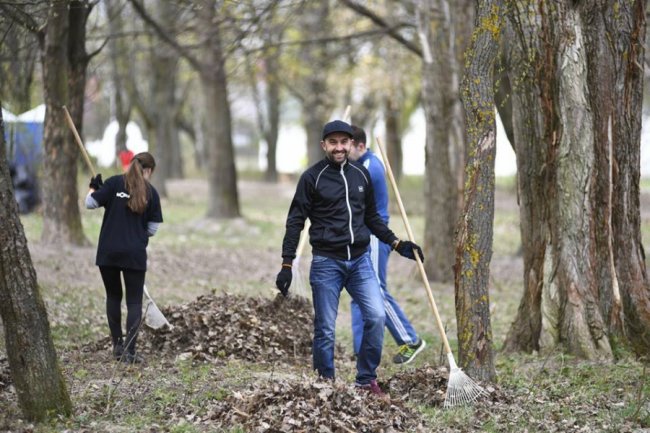 Небайдужі лучани вийшли прибирати парк. ФОТО