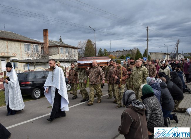 Волиняни встелили квітами шлях для кортежу полеглого Героя: в останню дорогу провели воїна Андрія Бондара