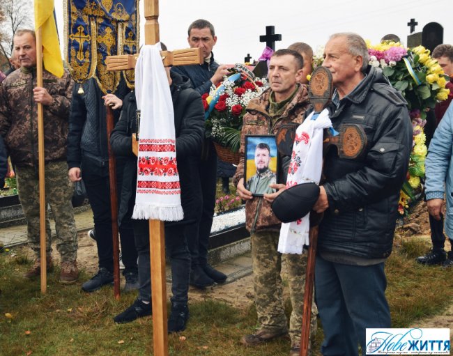 Волиняни встелили квітами шлях для кортежу полеглого Героя: в останню дорогу провели воїна Андрія Бондара
