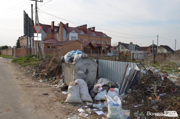 Під школою у Луцьку – купи сміття