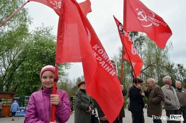 Юна комуністка святкує перше травня 