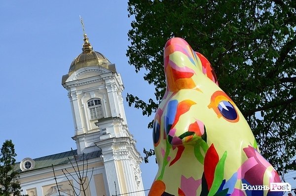 У центрі Луцька встановили диво-птаху