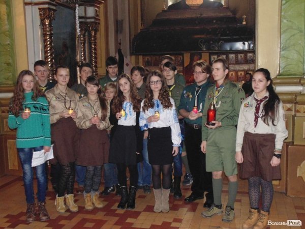 Пластуни передали Вифлиємський вогонь православній громаді Луцька. ФОТО. ВІДЕО