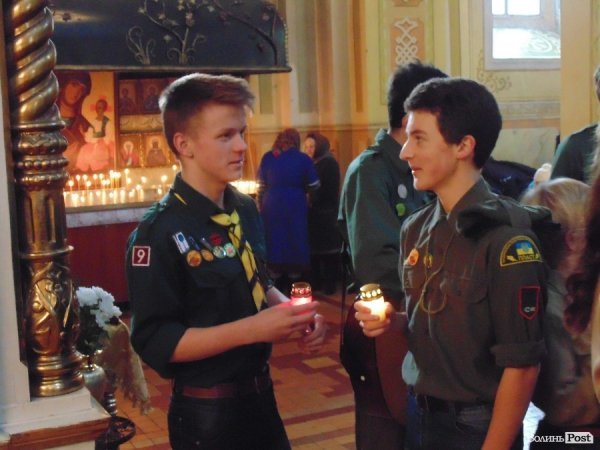 Пластуни передали Вифлиємський вогонь православній громаді Луцька. ФОТО. ВІДЕО