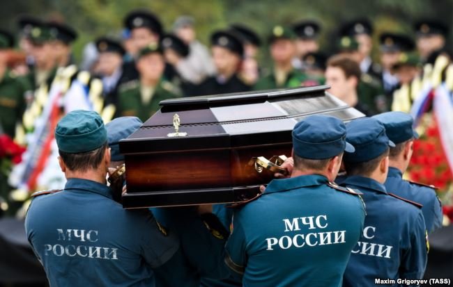 У Керчі прощаються з жертвами масового вбивства