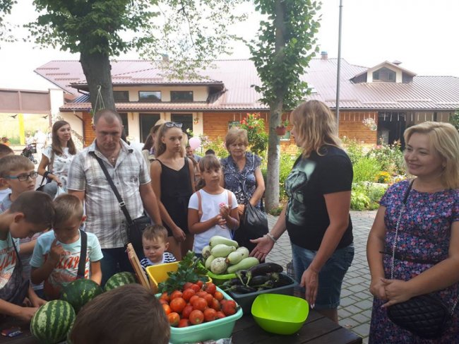 У Луцькому зоопарку зібрали урожай овочів, які садили діти. ФОТО