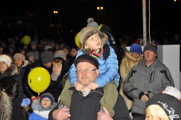 У Луцьку засяяла головна ялинка