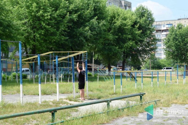 Біля школи багато спортивних тренажерів