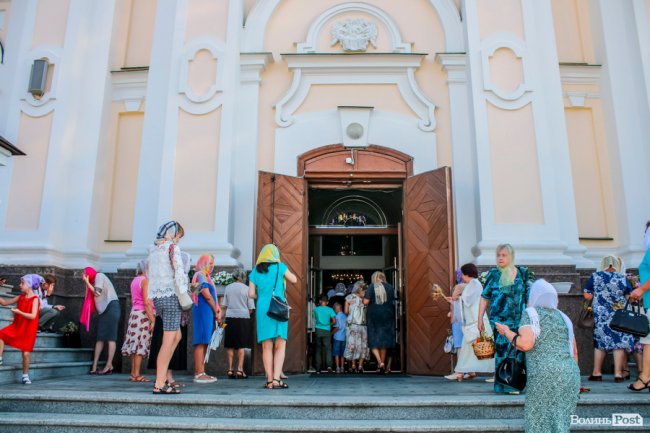 Різнобарв’я квітів та запашний мед: як у Луцьку святять «маковійчики». ФОТО