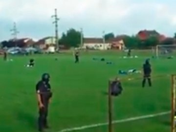 У Румунії спецназ заарештував футболіста під час матчу. ВІДЕО