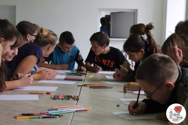 На Волині громадські активісти провели сеанс арт-терапії для дітей. ФОТО