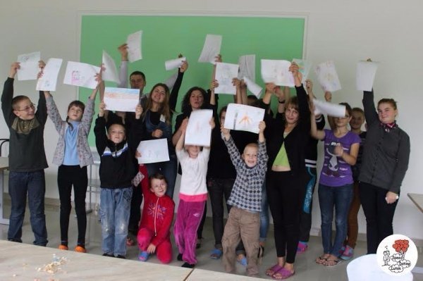 На Волині громадські активісти провели сеанс арт-терапії для дітей. ФОТО