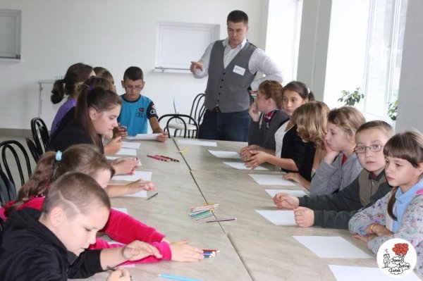 На Волині громадські активісти провели сеанс арт-терапії для дітей. ФОТО