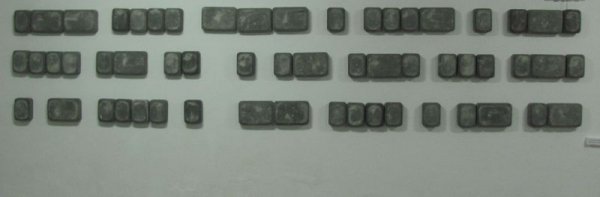 Інсталяція в Луцьку: бруківка «перекочувала» з Майдану до митців. ФОТО