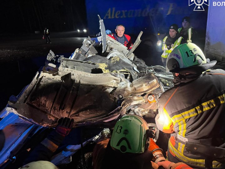 На трасі Ковель-Ягодин зіткнулися дві вантажівки, двох вирізали з кабіни. ФОТО