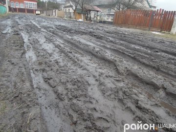 І танки не пройдуть: вулиця на Волині перетворилася на суцільне болота