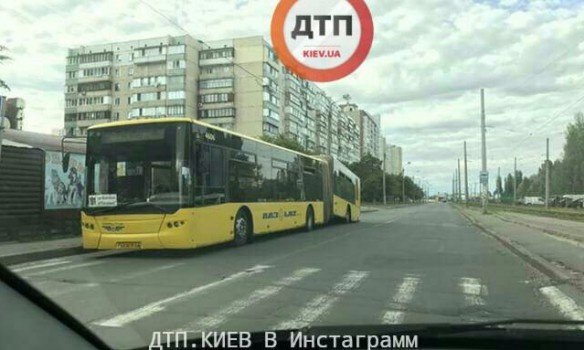 У Києві на ходу розвалився автобус