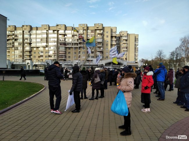 Підприємці зустрічають новообраних депутатів Волиньради  мітингом 
