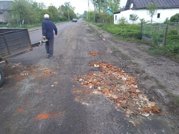У містечку на Волині люди замощують ями на дорозі, хто чим може. ФОТО