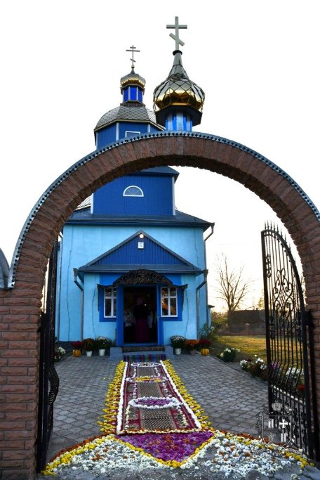 Килим з квітів та грамоти: очільник УПЦ (МП) Нафанаїл відслужив у волинському храмі. ФОТО