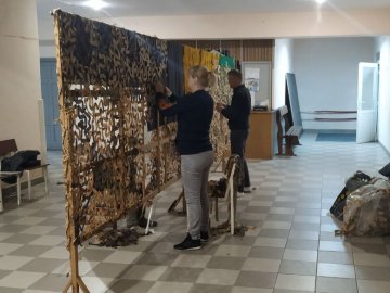 У Луцьку переселенці і волонтери плетуть сітки для військових