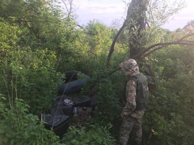 Луцькі прикордонники на березі річки знайшли 24 ящики сигарет