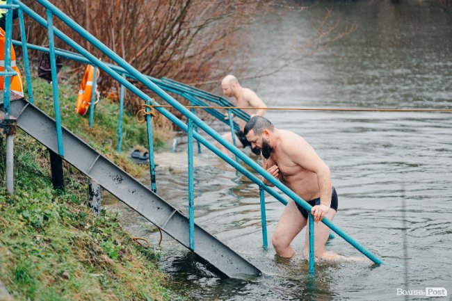Водохреще у Луцьку: освячення води в річці Стир та занурення лучан. ФОТОРЕПОРТАЖ