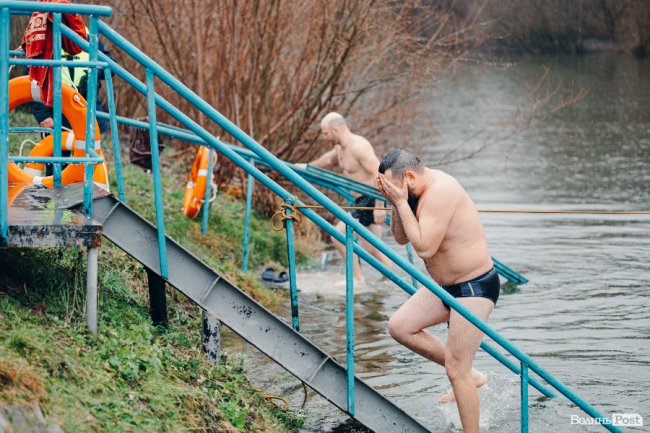 Водохреще у Луцьку: освячення води в річці Стир та занурення лучан. ФОТОРЕПОРТАЖ