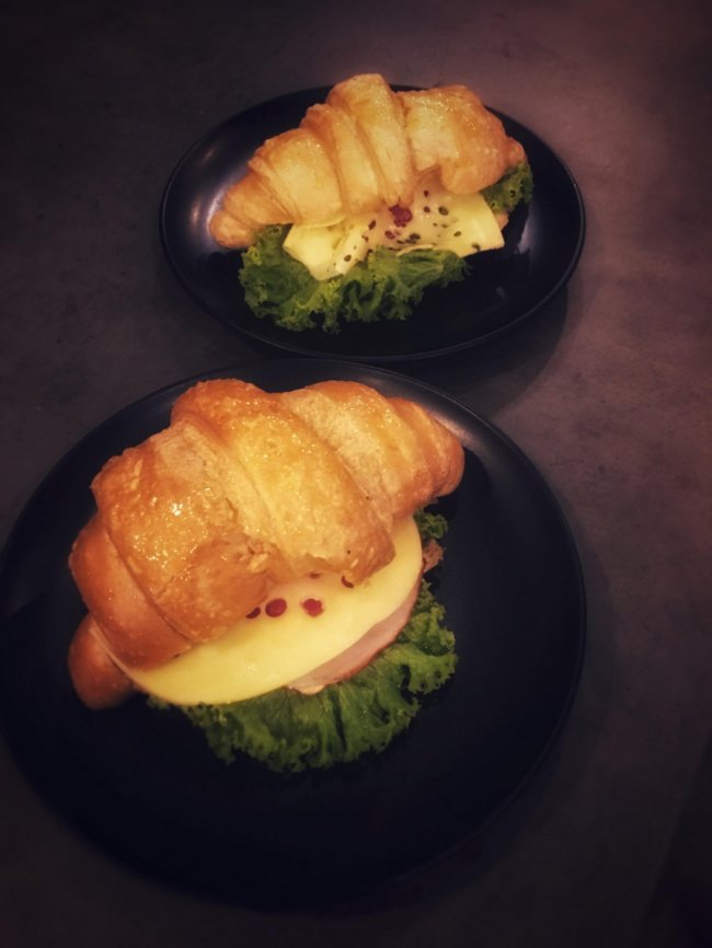 Ягідні штруделі, французькі круасани: у місті на Волині відкрили нову кав'ярню